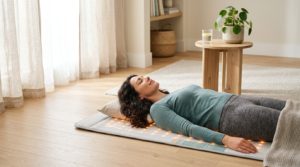 Frequenztherapie: Person liegt entspannt auf moderner Therapiematte mit warmem Licht