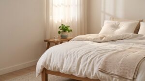 Mouth Taping und Schlafqualitaet: helles Schlafzimmer am Morgen mit frisch bezogenem Bett